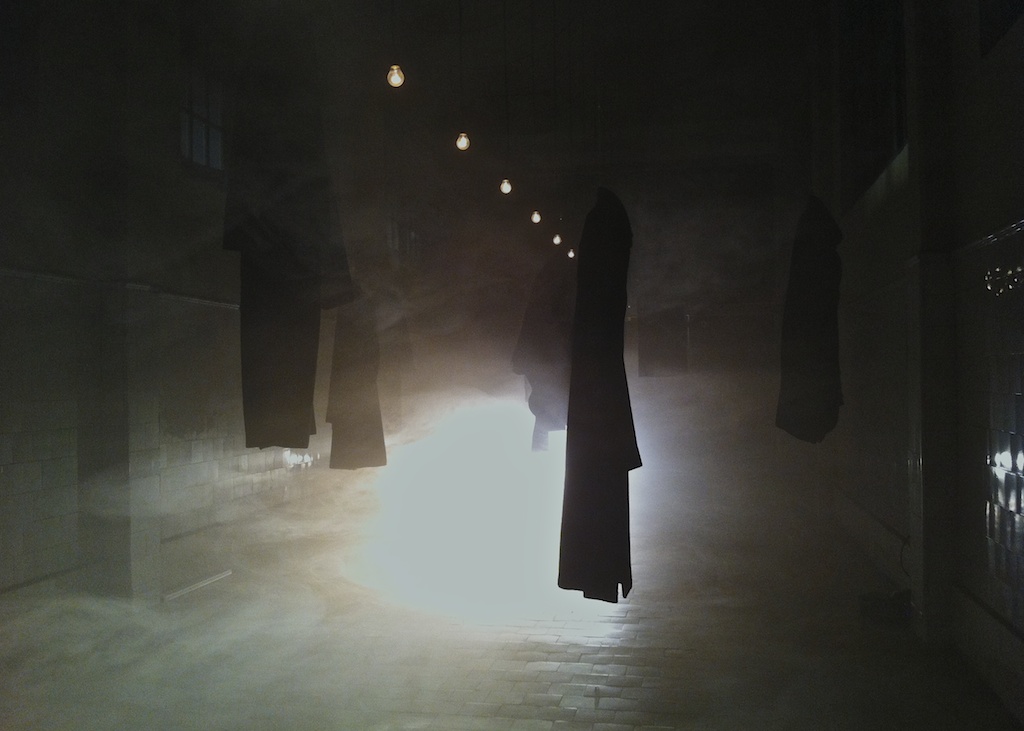 Manteaux suspendus, exposition Migrantes, Christian Boltanski, Buenos Aires