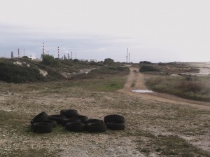 Il lève les yeux et voit passer devant lui, le long de la dune, une piste.